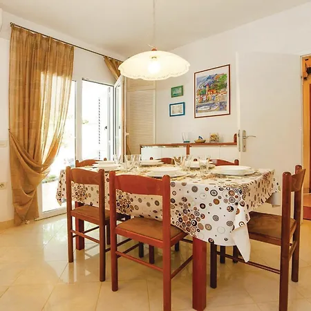Feriehus 3 Bedroom Beautiful In Jadranovo