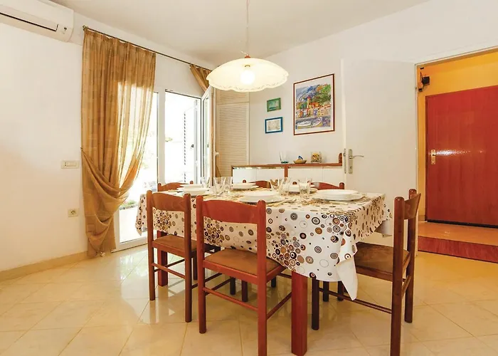 Dom wakacyjny 3 Bedroom Beautiful In Jadranovo
